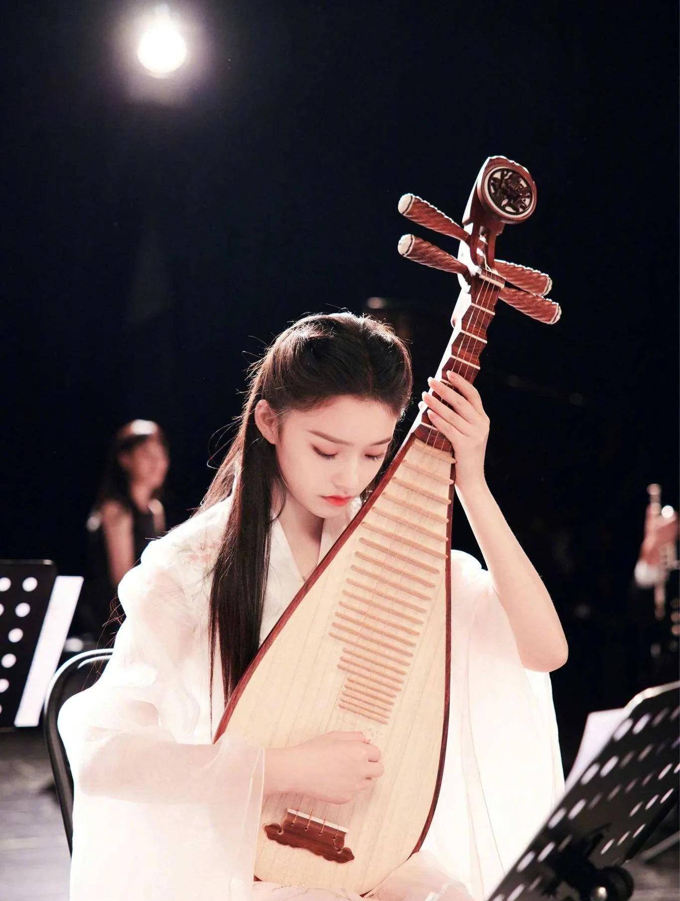 同样是弹琵琶,把周洁琼和林允放在一起对比,差别就出来了_林允弹_剧中