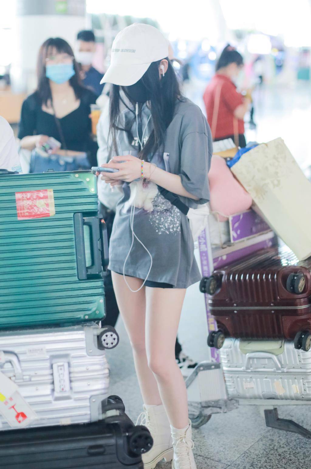 鞠婧祎果然是"漫画女主",穿t恤玩下衣失踪,这双腿太让人心动_身材