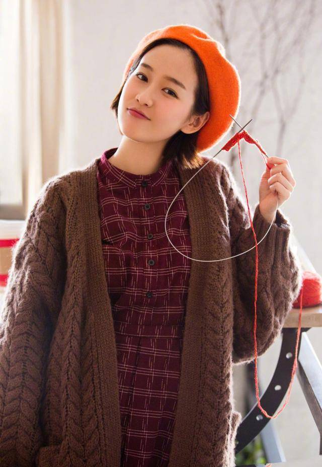 刘美含开衫搭格子裙橘子贝雷帽超俏皮这个宝藏少女真的太美了