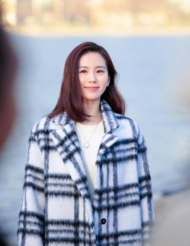 刘诗诗产后复工拍杂志封面,身形依然似少女,体态一如既往的优雅_衣服