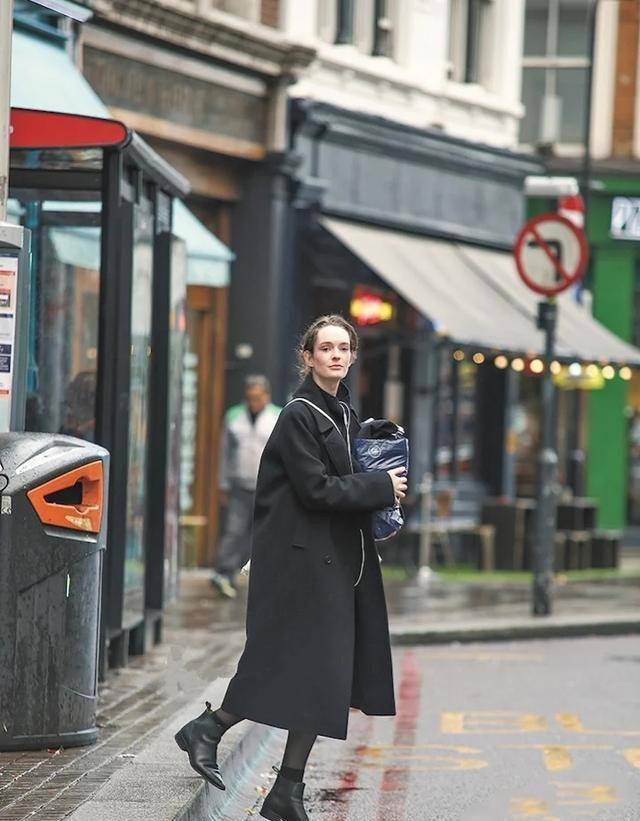 原创看看最会穿衣的女人都在穿什么法国巴黎秋季街拍复古气质太美