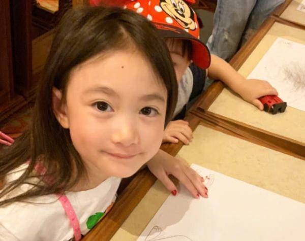 原创最萌星二代奥莉长大啦原以为会一直萌下去如今美成超模脸