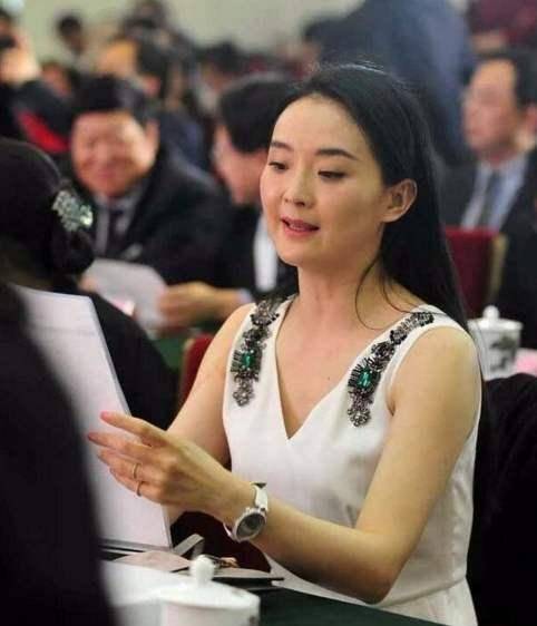 原创女神也会老王艳一袭蓝色露脐裙装身材姣好脸部肌肤却过于真实