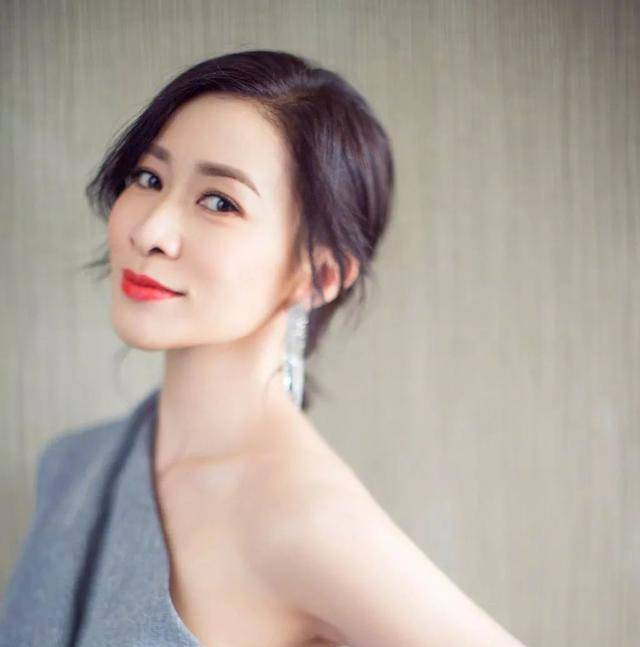 佘诗曼她在一开始并没有现在这么受欢迎,她最开始是因为选美比赛拿到