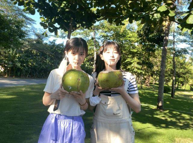 原创有种心机叫阚清子闺蜜两人站在海里拍照她却偷偷开了瘦腿