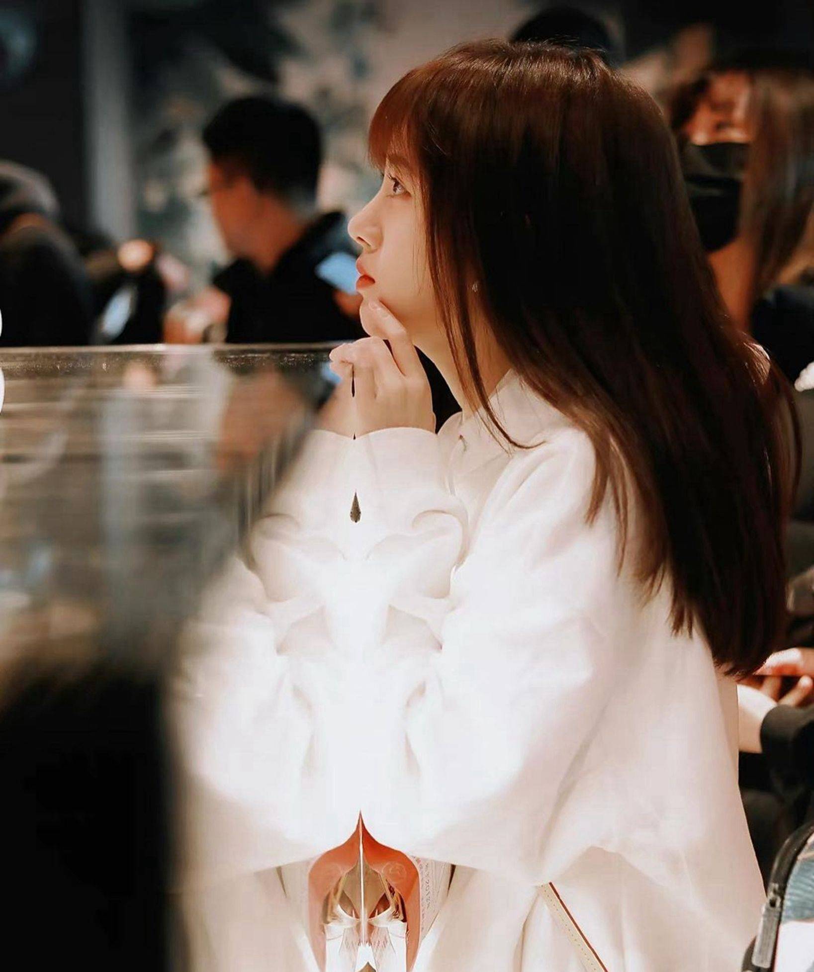 鞠婧祎黄色长发白色卫衣恬静写真