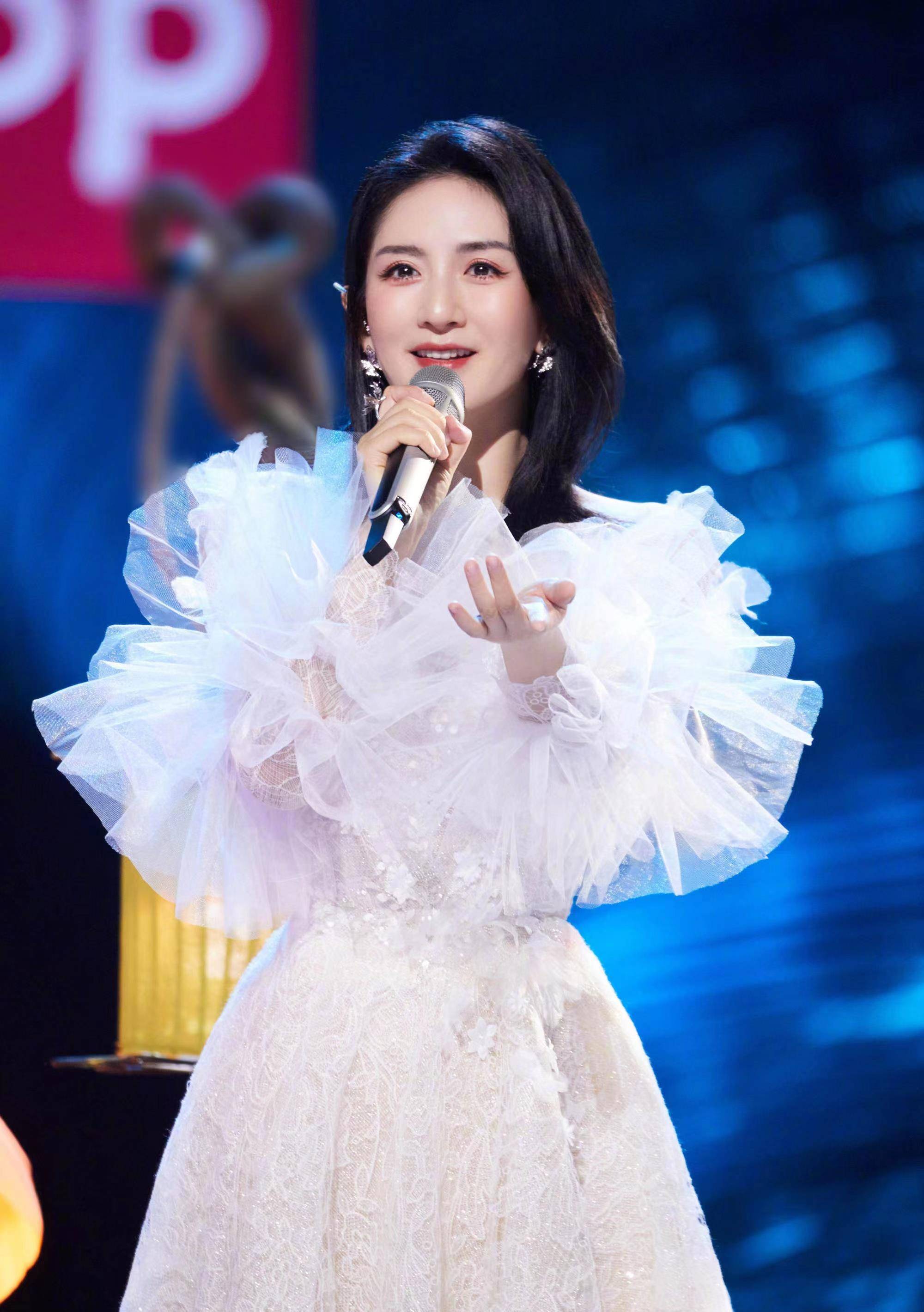 原创谢娜二胎产后复出跨年晚会不主持而唱歌气质更加温婉