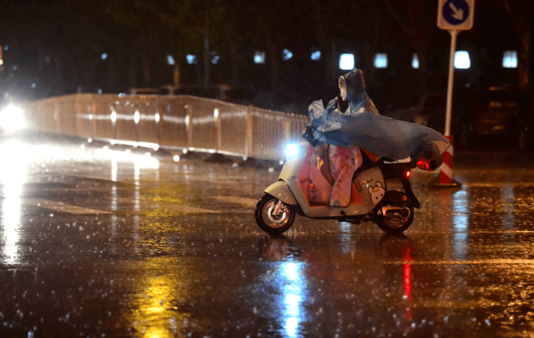 今夜雷阵雨已抵京城明日大暑高温继续来袭