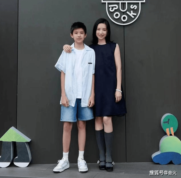 董洁骑万元单车出行!素颜俏丽纤瘦似排骨