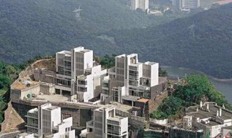 带你参观周星驰的家，房子在太平山最高处，在楼顶能俯瞰整个香港