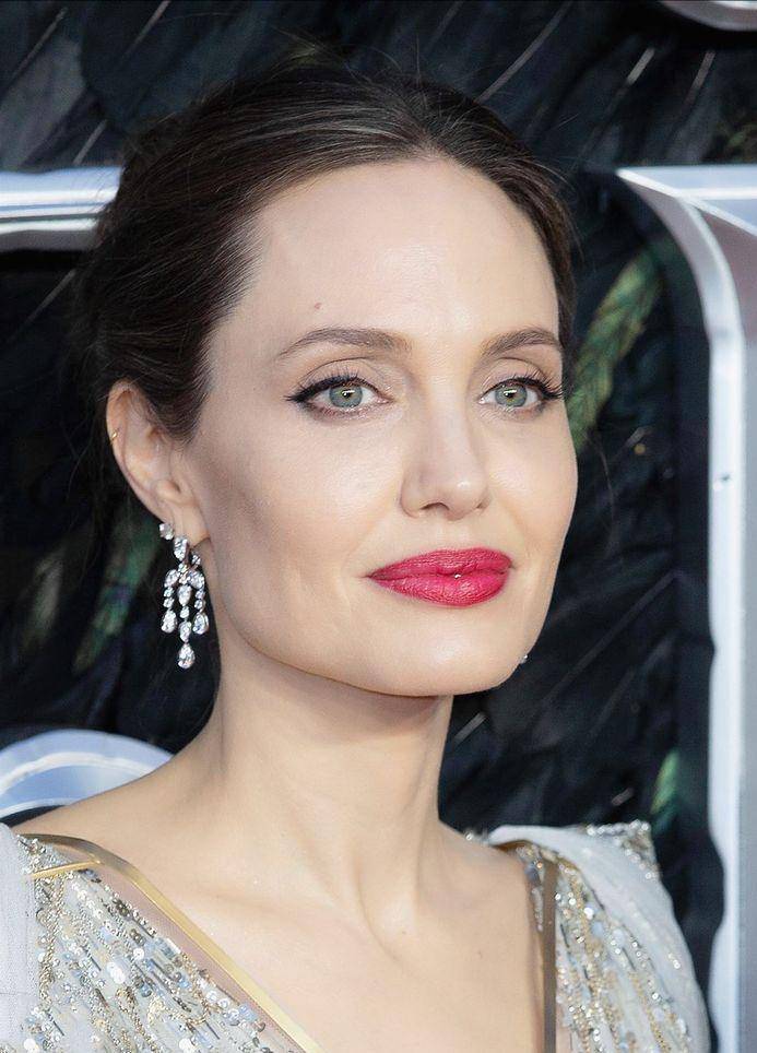 时尚无比的她气质佳,珠宝搭配风格独特_安吉丽娜·朱莉_祖母绿_钻石