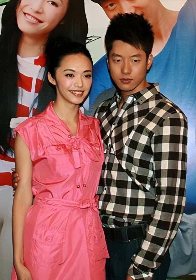 得到男友家极大重视的姚晨也感动地接受了男友的求婚2003年二人大学