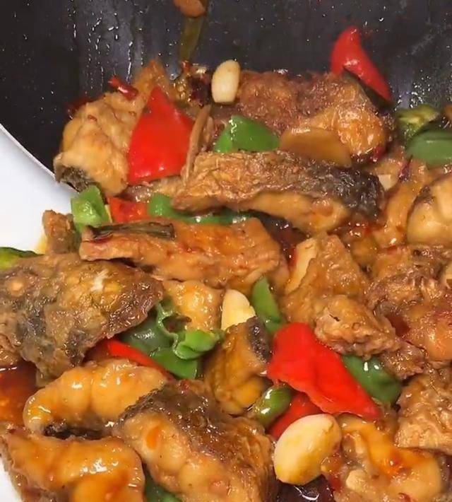 出锅肉质鲜嫩入味,最好下酒菜_草鱼_鱼肉_胡椒粉