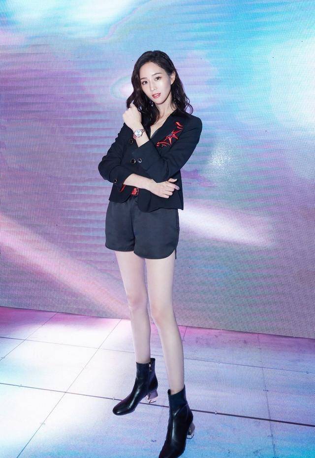 原创张钧甯终于穿短裤了把一双漫画腿展示出来清爽宜人显迷人气质