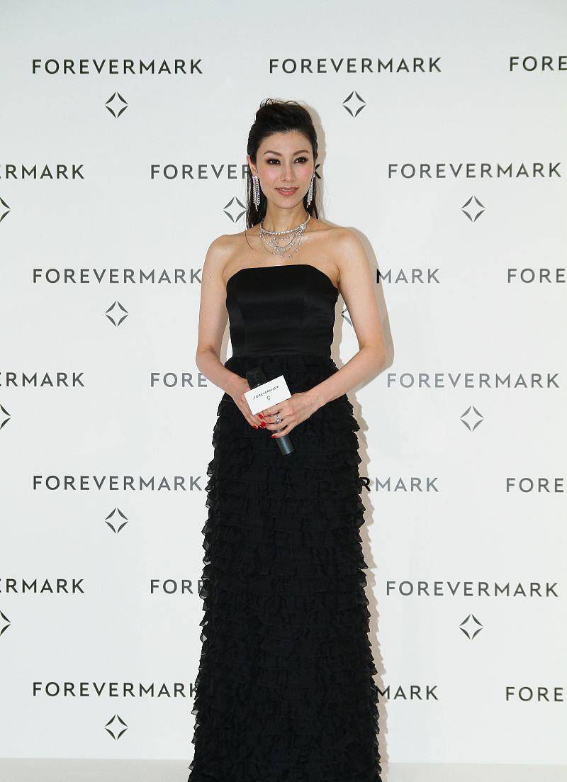 李嘉欣气质真不错,选的礼服明明挺老的,也能穿出少女感_长裙_绛紫色