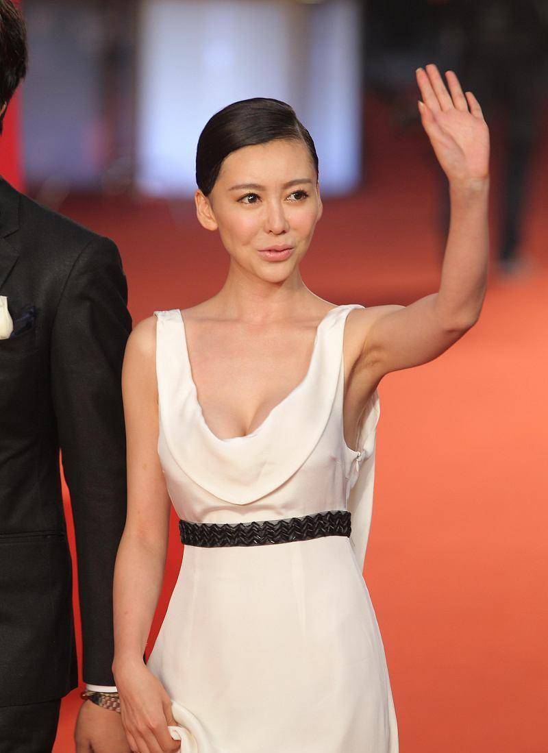 原创巩新亮气质豪放有时尚穿高雅白裙秀身材骨感后背线条真好看