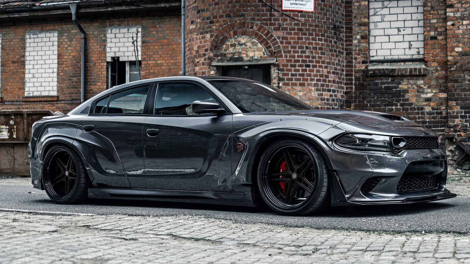 这次改装案例是个宽体风格,车型则是道奇charger srt地狱猫.