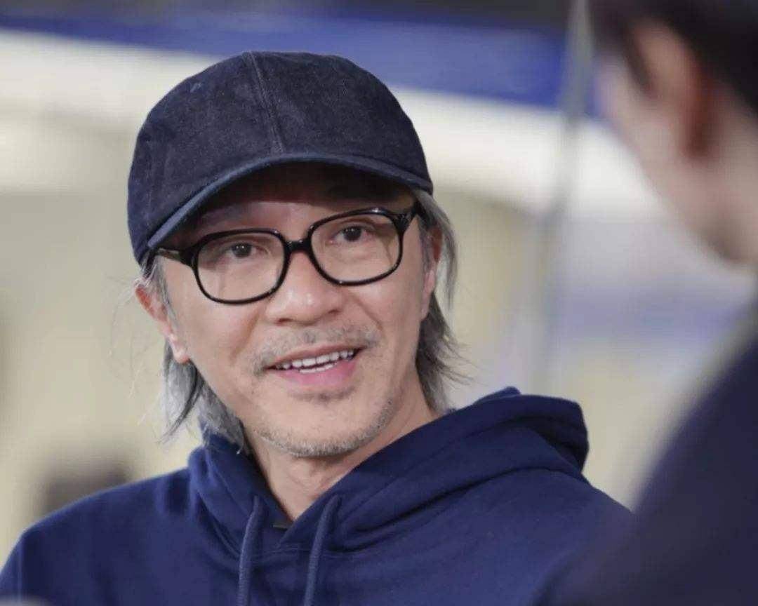 他曾是周星驰助理,因颜值高被导演看中一炮而红,今逆袭成男主角_陈炳