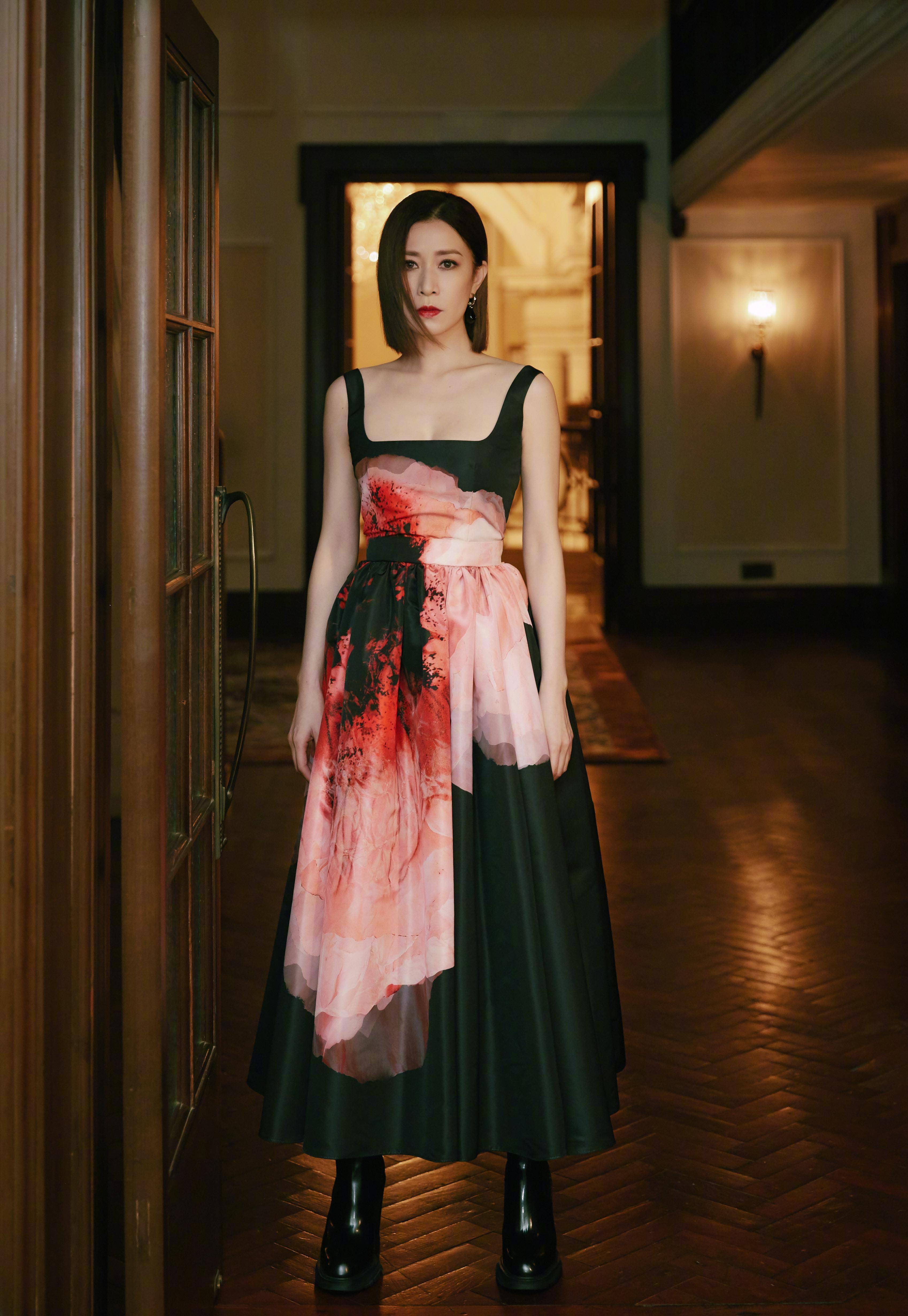 原创佘诗曼堪称气质女王一袭黑色长裙拼接粉红印花大气又减龄