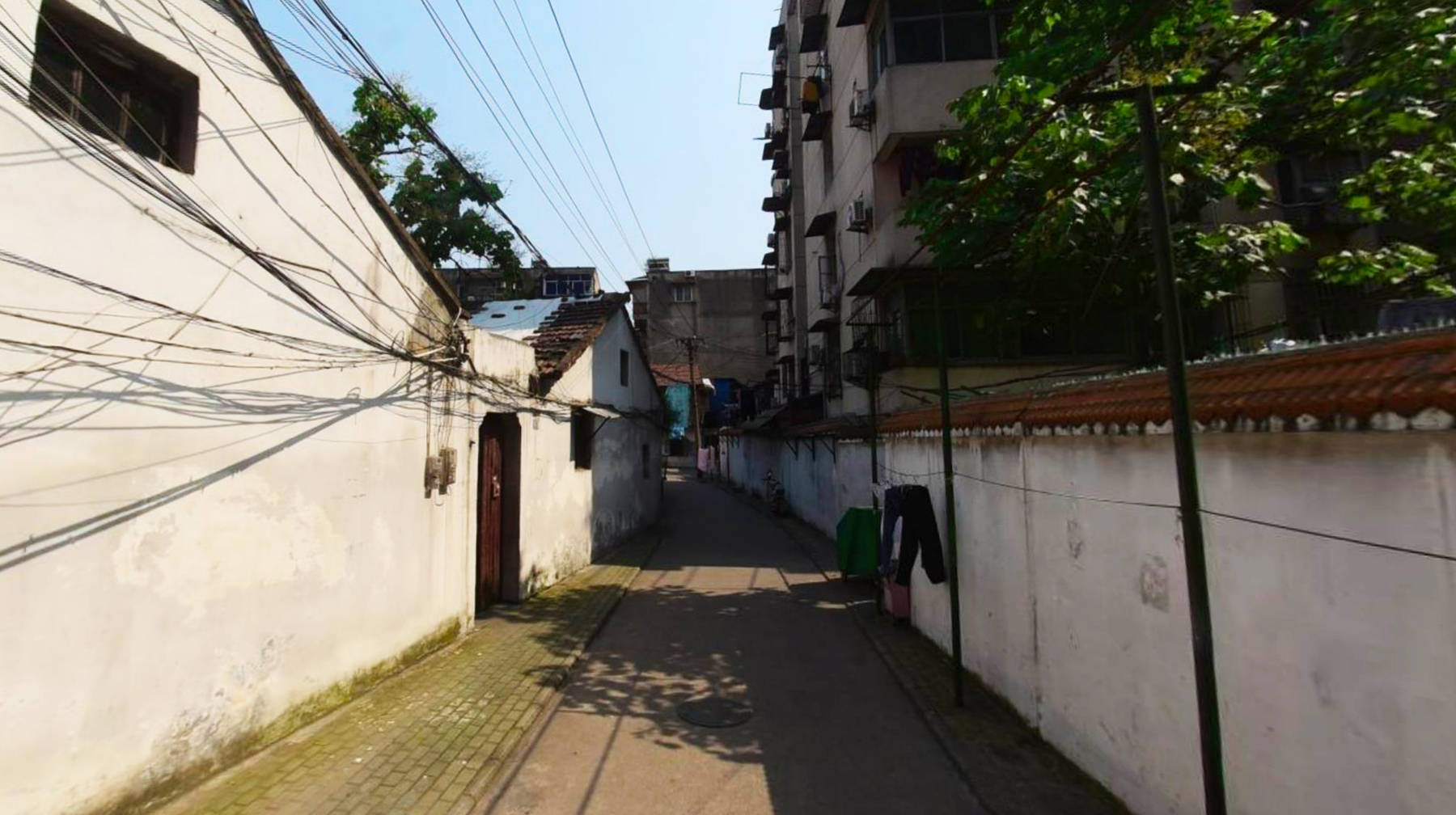 武汉闹市区这条小巷,民房挤在一起,斑驳的门头推开老旧光阴_商家_巷子