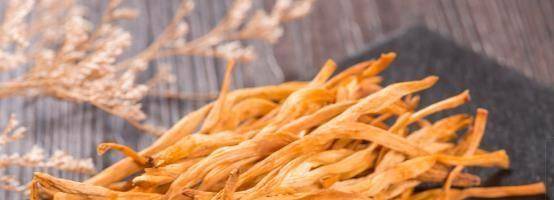 老人和小孩要常吃这道菜 消食和胃 补脑提高记忆力 还能补血 黄花菜 食用 汤匙