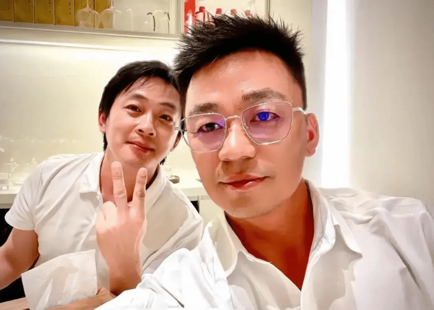 王宝强近照气质大变,穿衬衫戴眼镜皮肤水嫩反光