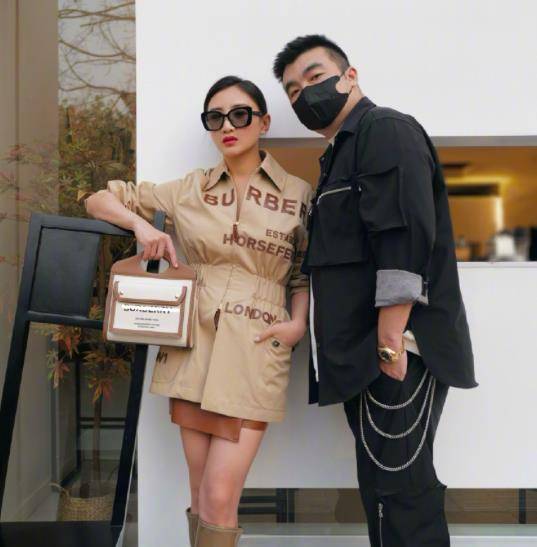 何雯娜度假潇洒自在,梁超老婆烈日过吊桥,老公孩子不陪也开心_生活费