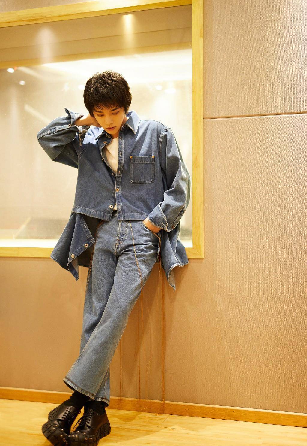 衬衫红外套配牛仔裤:撞色,复古华晨宇上身穿白色衬衫,外搭黑色领带