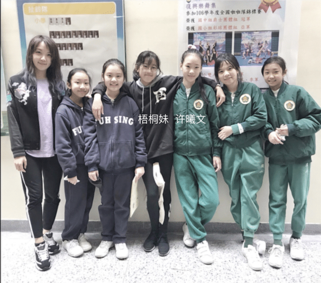 助力女儿进娱乐圈?贾静雯母女同台似同龄人