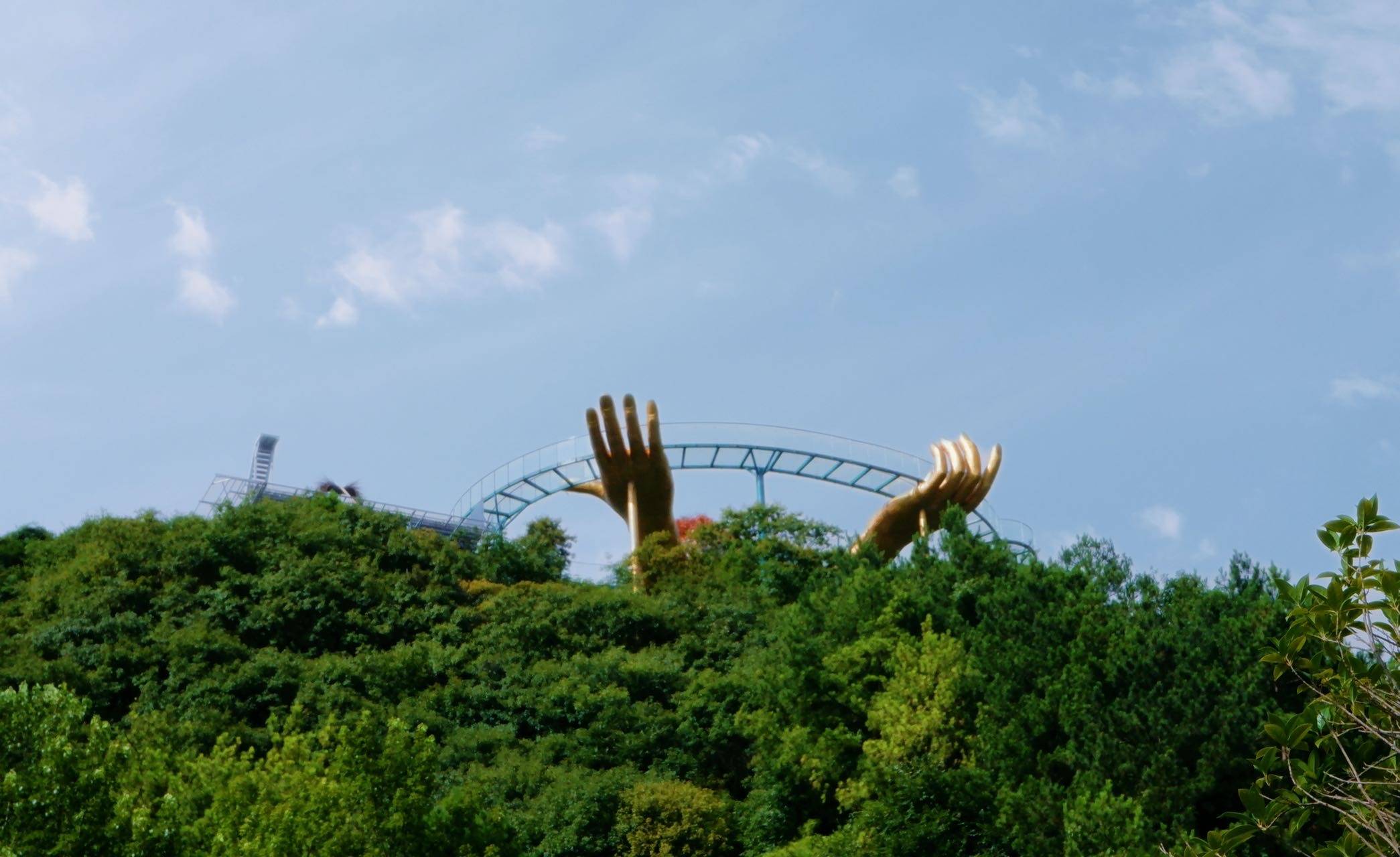 惊现网红佛手大桥,矗立山巅,黄金大地之手托起玻璃桥_杉木_景点_栈道