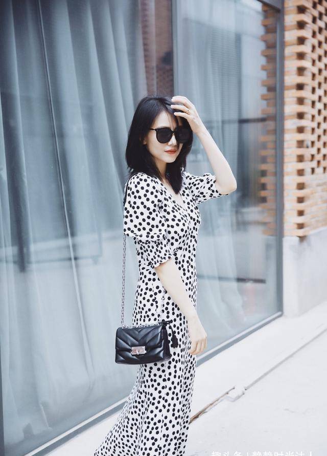 高圆圆夏日写真,穿深蓝色碎花吊带裙,文艺清新养眼又温柔_裙子_身材