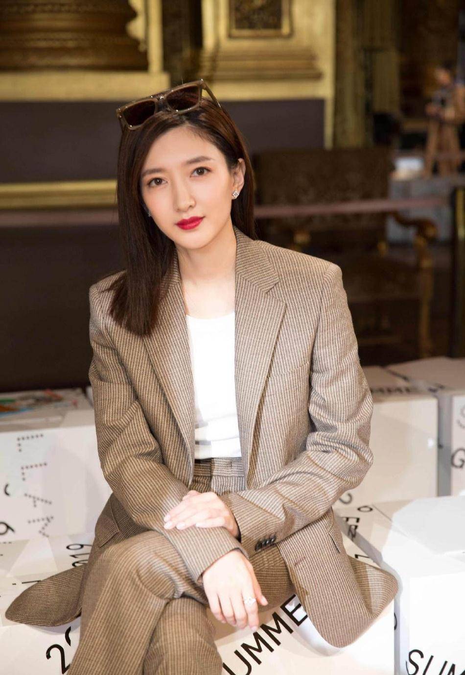 原创女人气质好很重要江疏影虽大关晓彤11岁气场对比却一目了然