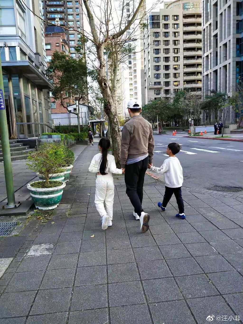 汪小菲直播落泪称想孩子,自曝和大S就是不给见孩子们
