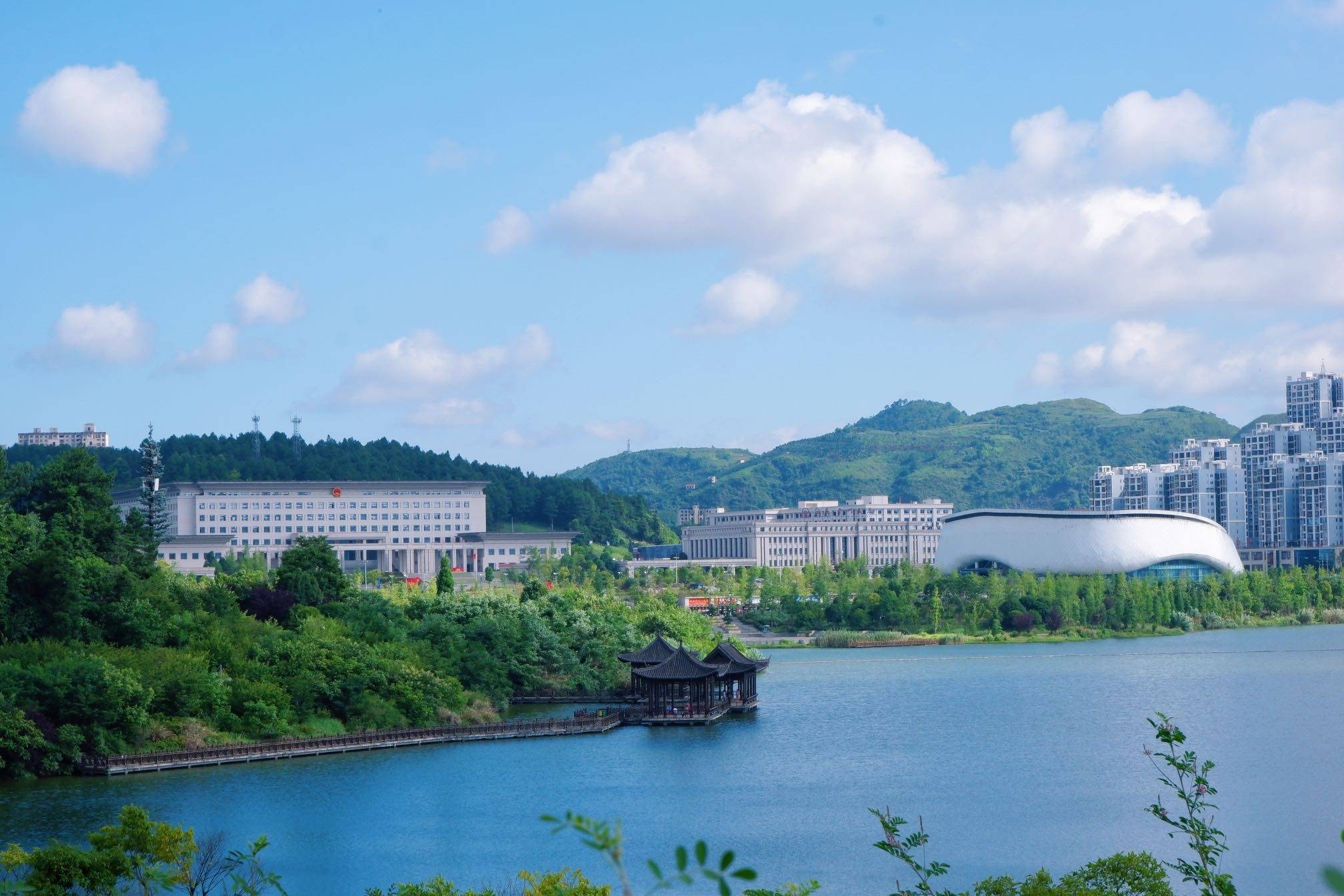 另还有空中玻璃滑梯,高空滑索,树冠廊桥等景点,来到贵州都匀游览杉木