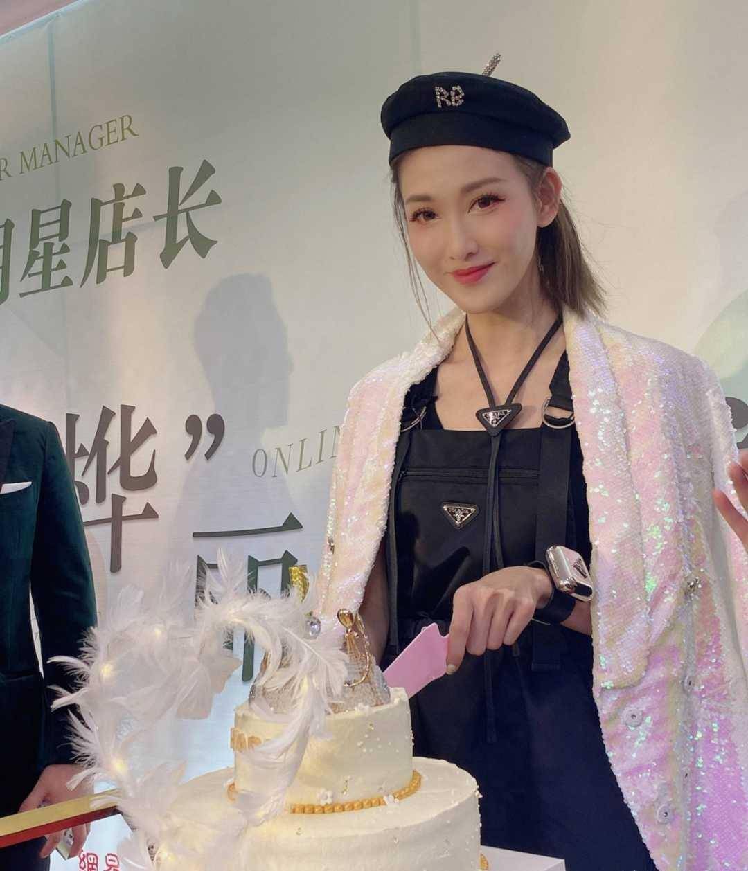 原创李彩桦分手后更年轻背带裙配亮片西装气质减龄剪短发好洋气