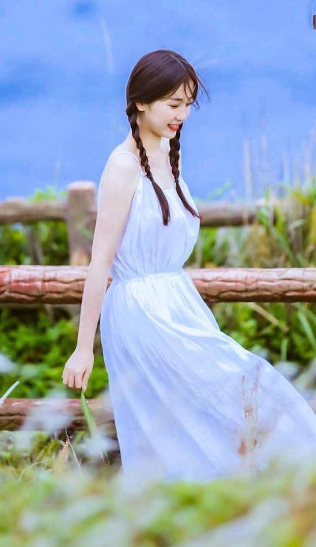 原创虞书欣穿搭变低调一袭法式蓝色波点连衣裙上身化身妩媚小女人