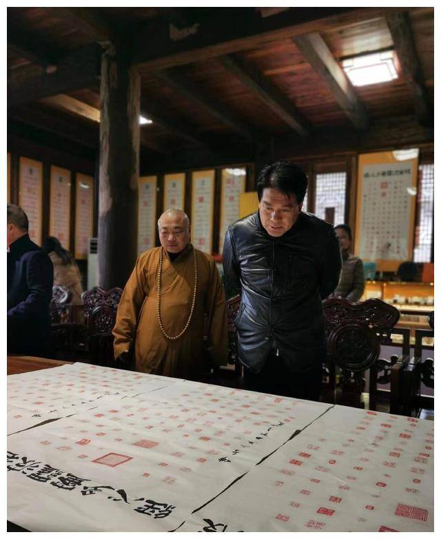 67岁朱时茂近照曝光,精神奕奕现身九华山祈福,满头黑发身材壮_陈佩斯
