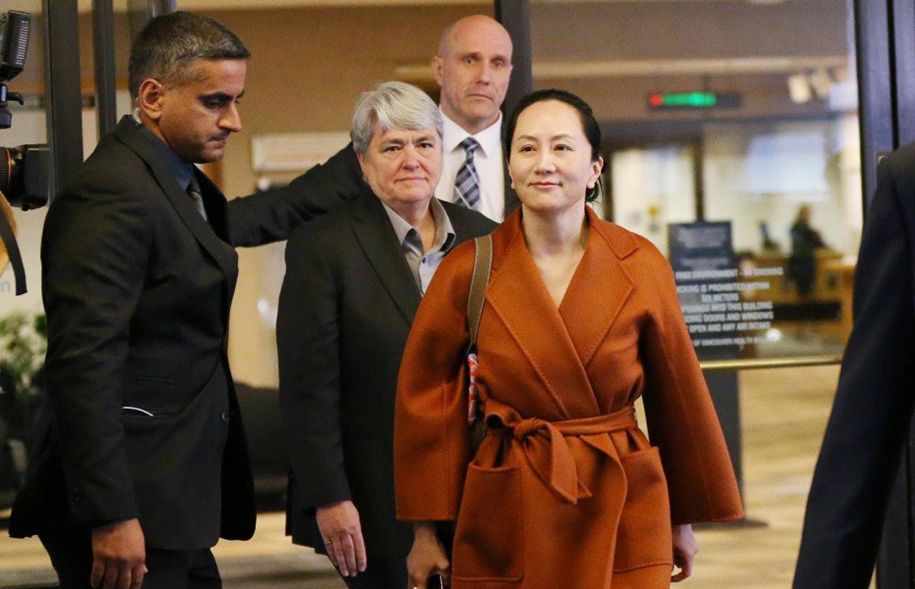 孟晚舟美成人间富贵花，和老公在国外恩爱又惬意，满眼柔情藏不住
