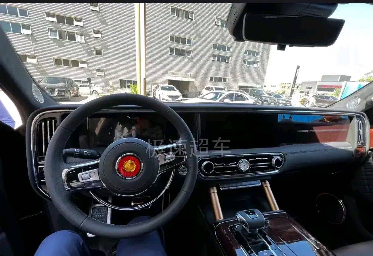 国产"库里南"来了,质感媲美宾利添越,稳重大气,实拍红旗ls7_搜狐汽车