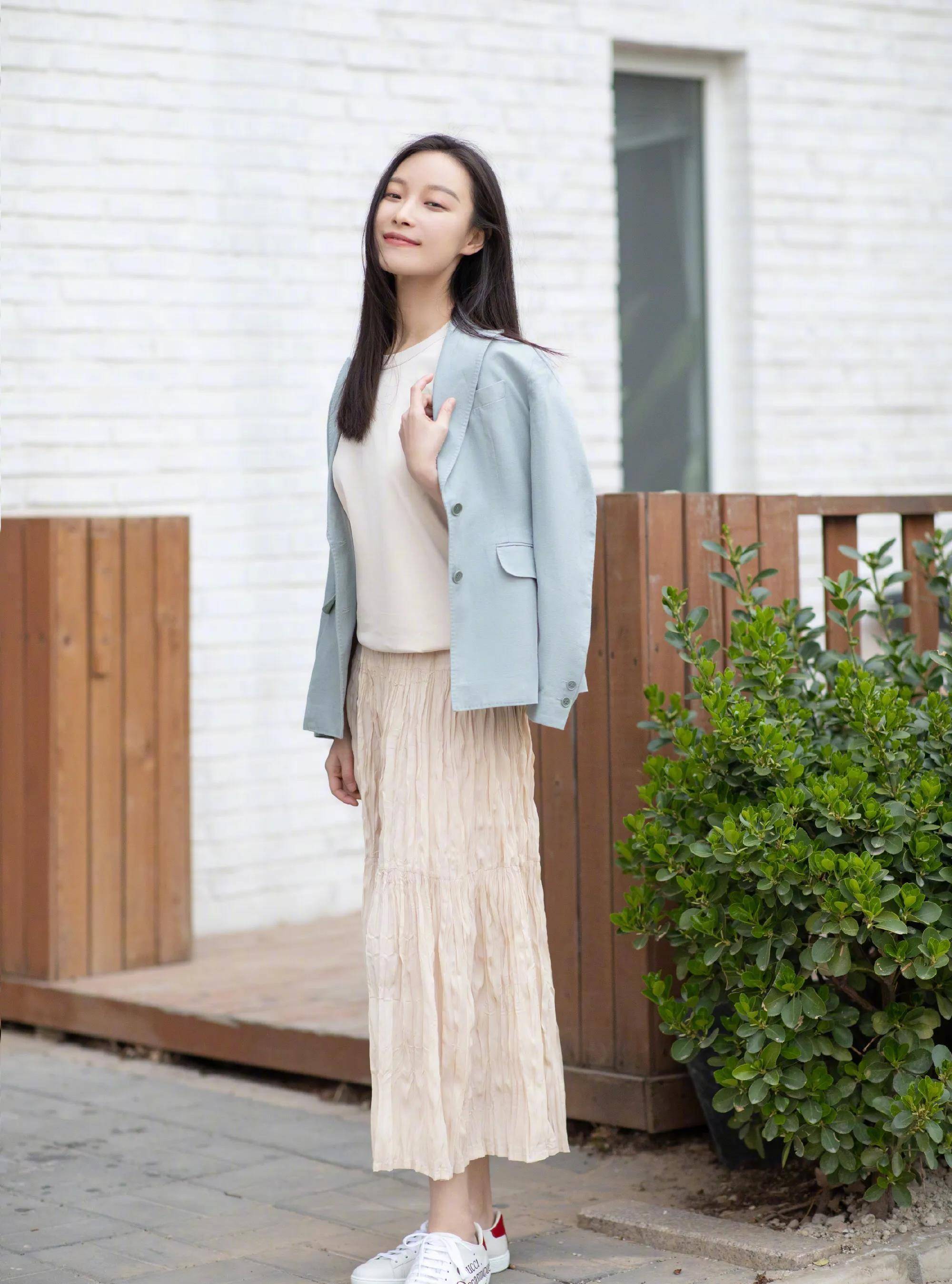 原创倪妮真敢穿墨绿外套配粉红时尚衬衫不艳俗反而惊艳气场十足