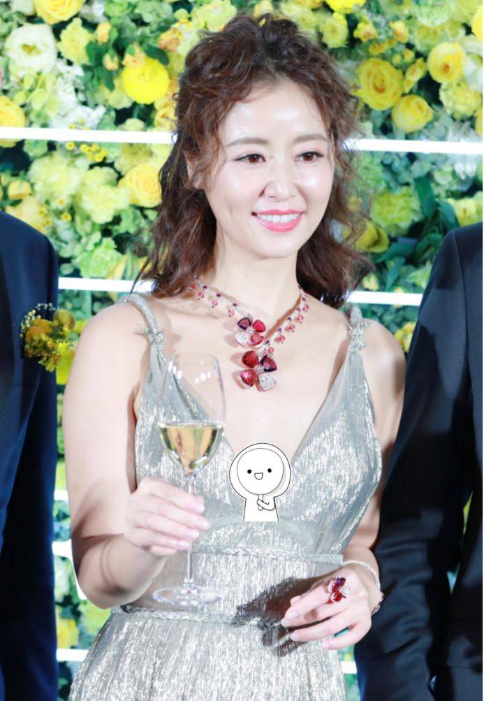 原创林心如身材好人气更高了穿v领吊带长裙又闪又亮气质像阔太