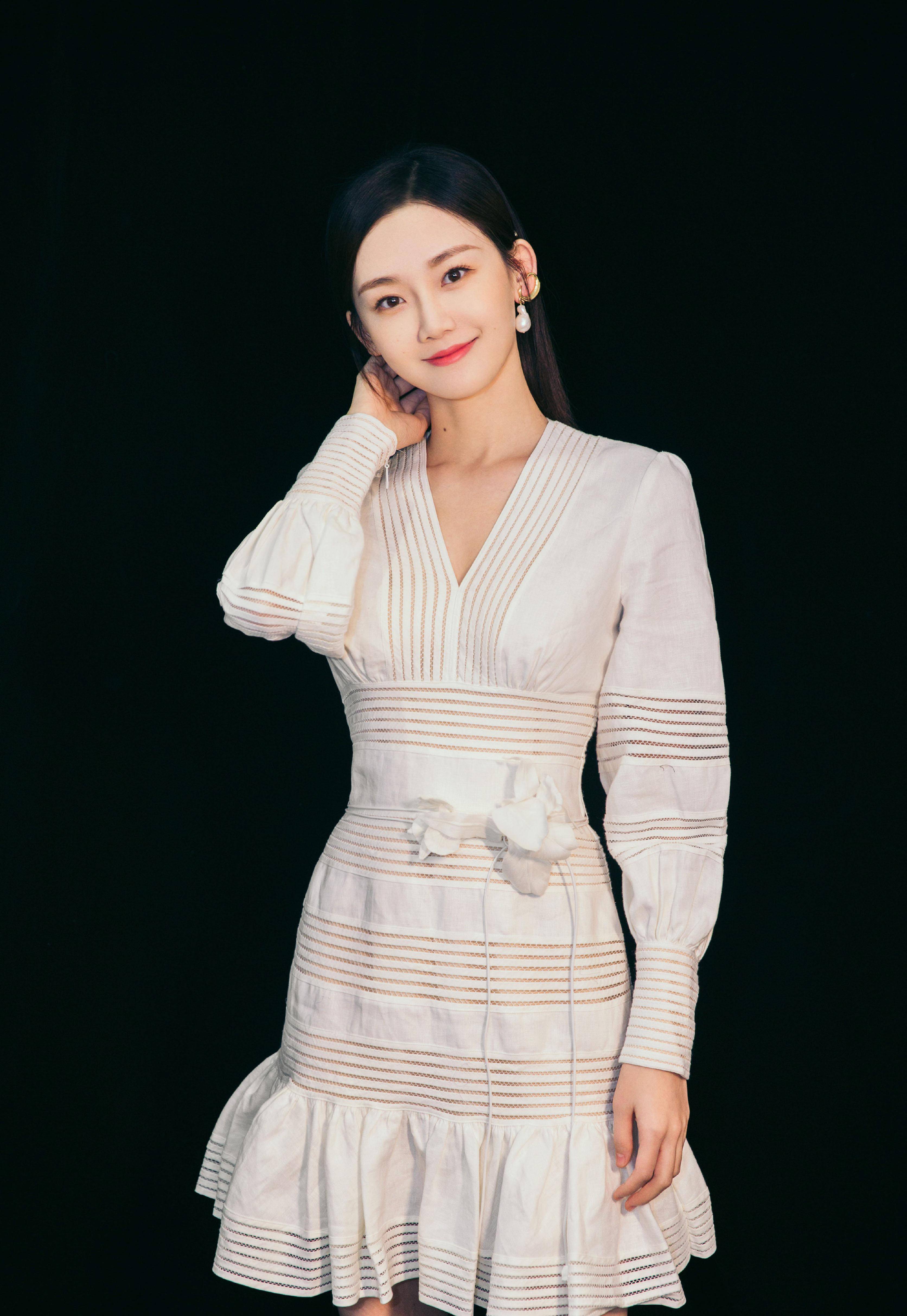 原创苗苗真低调一袭白裙清雅素丽温婉气质却格外的耐看