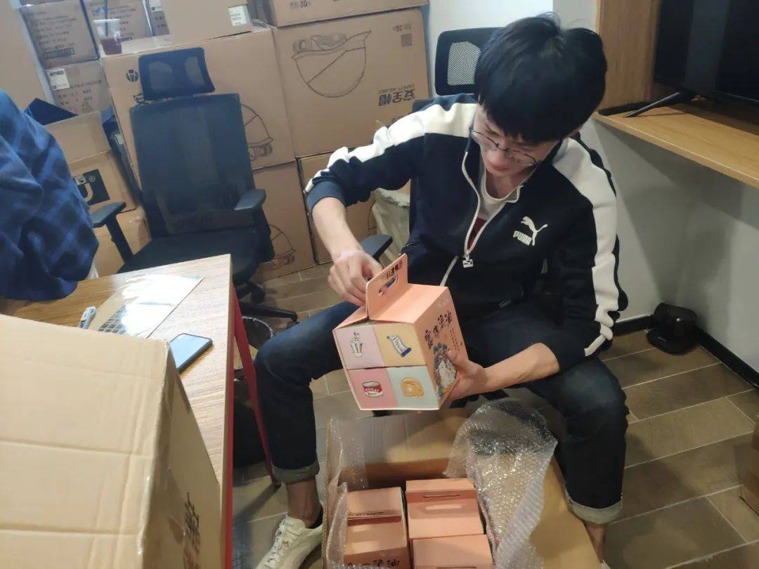 ▼刘中秋学会ps后第一次设计的派对传单与海报▼搬砖人的生活就是这么