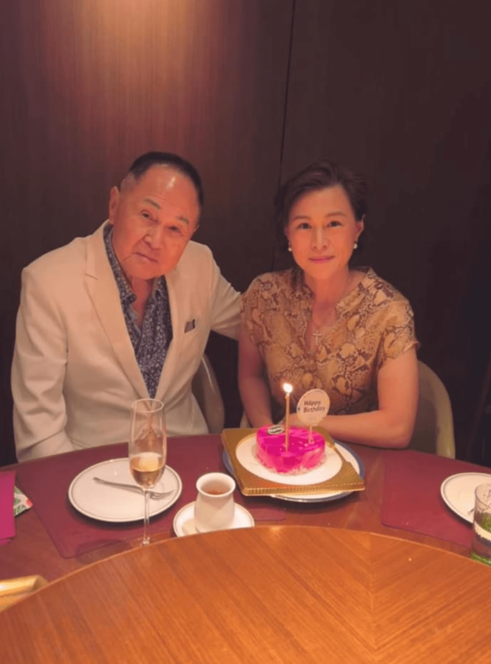 原创85岁富商赵世曾罕见外出身边又换新女伴打扮依然时尚行走自如