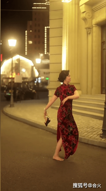 54岁翁虹深夜在街上跳舞！穿旗袍光脚踩在马路上，网友：气质如初