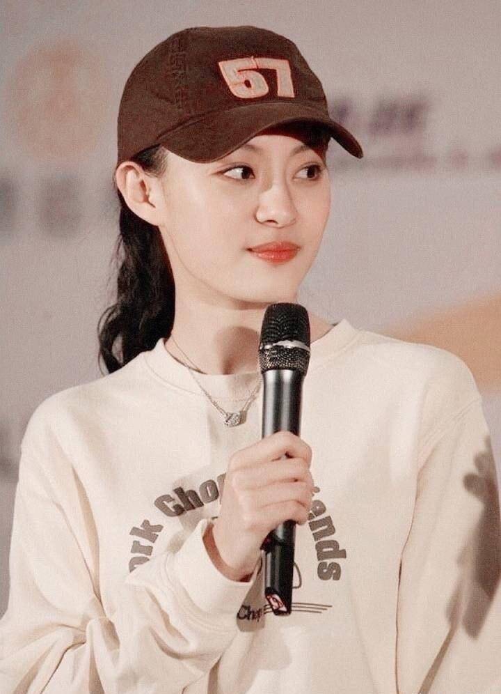 原创孙俪的长发真留对了人看着温柔不少不再男相配印花裙知性大方