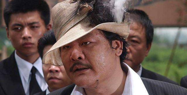 比如电影《功夫》里,那个嚣张的老大,还有一句经典台词,谁扔的炮仗?