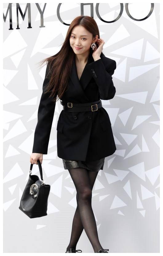 29岁李圣经真敢穿在黑丝下面穿运动鞋不仅不丑还美出新高度