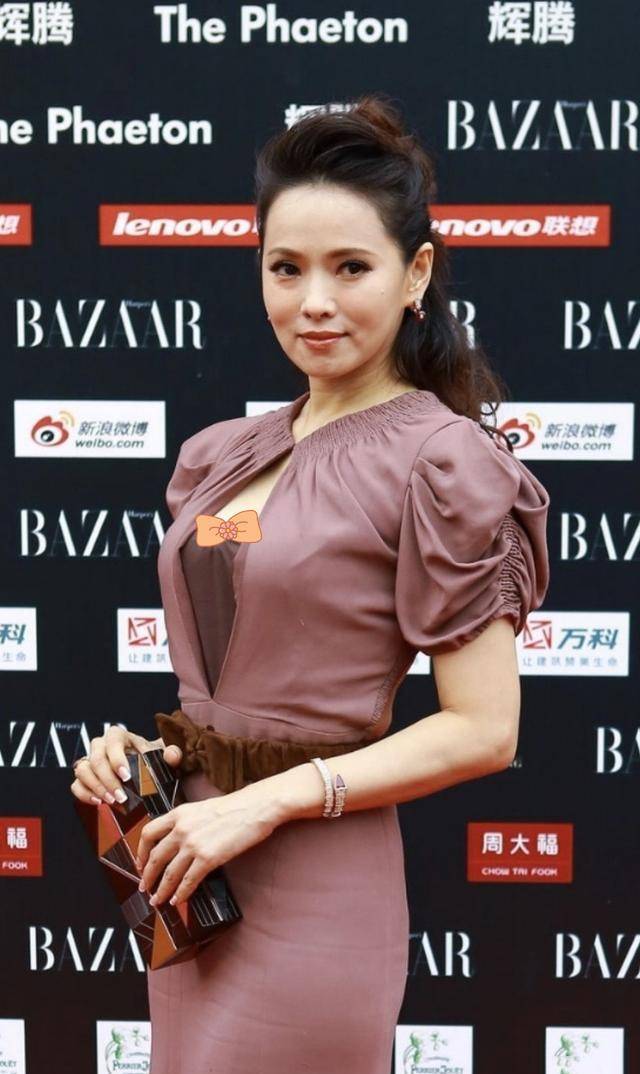 原创52岁伊能静为抢镜真拼穿礼服身材前挖空一块真不怕会展露