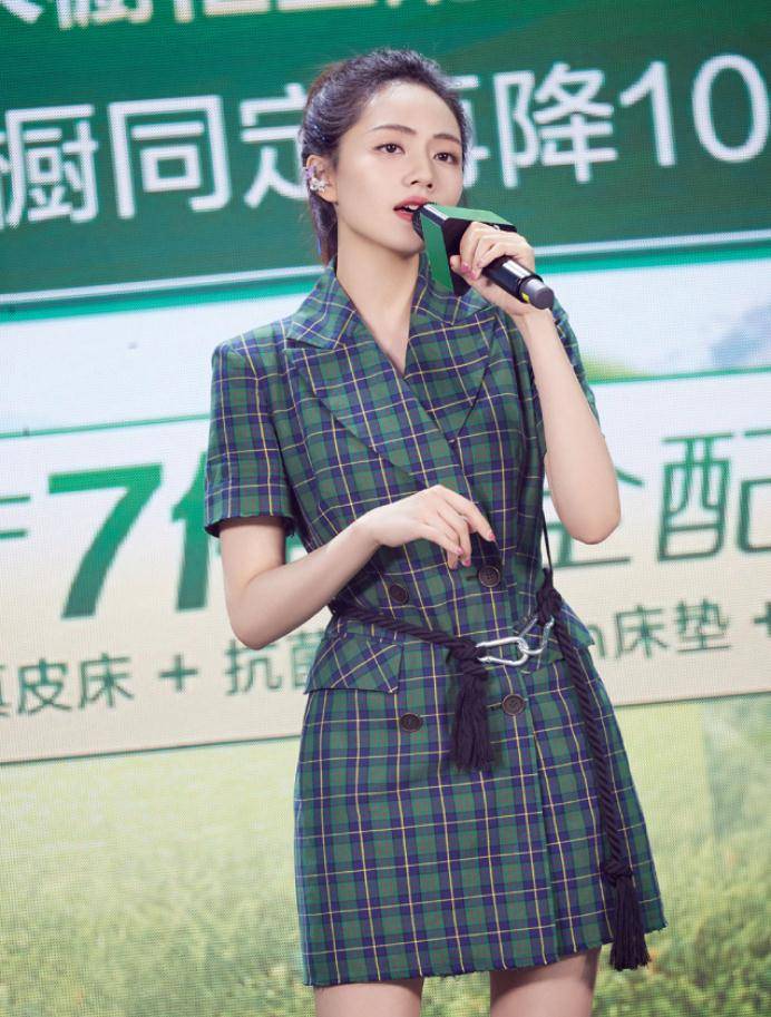 原创刘惜君虽然是歌手但颜值与气质不输女演员绿装搭配更有气质